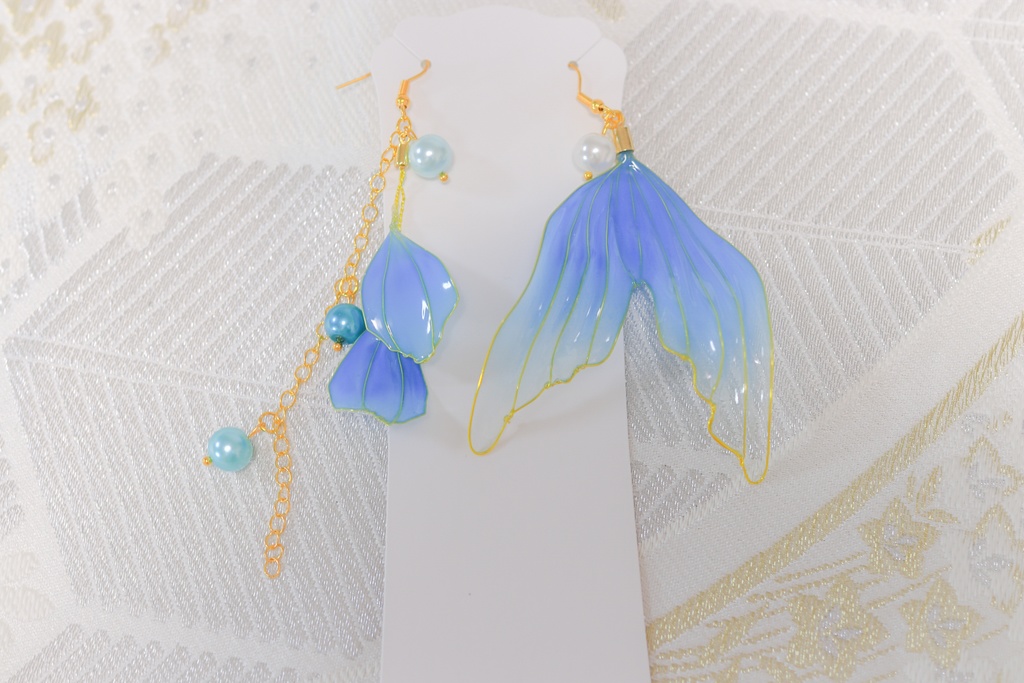 人魚の尾びれと鱗のピアス