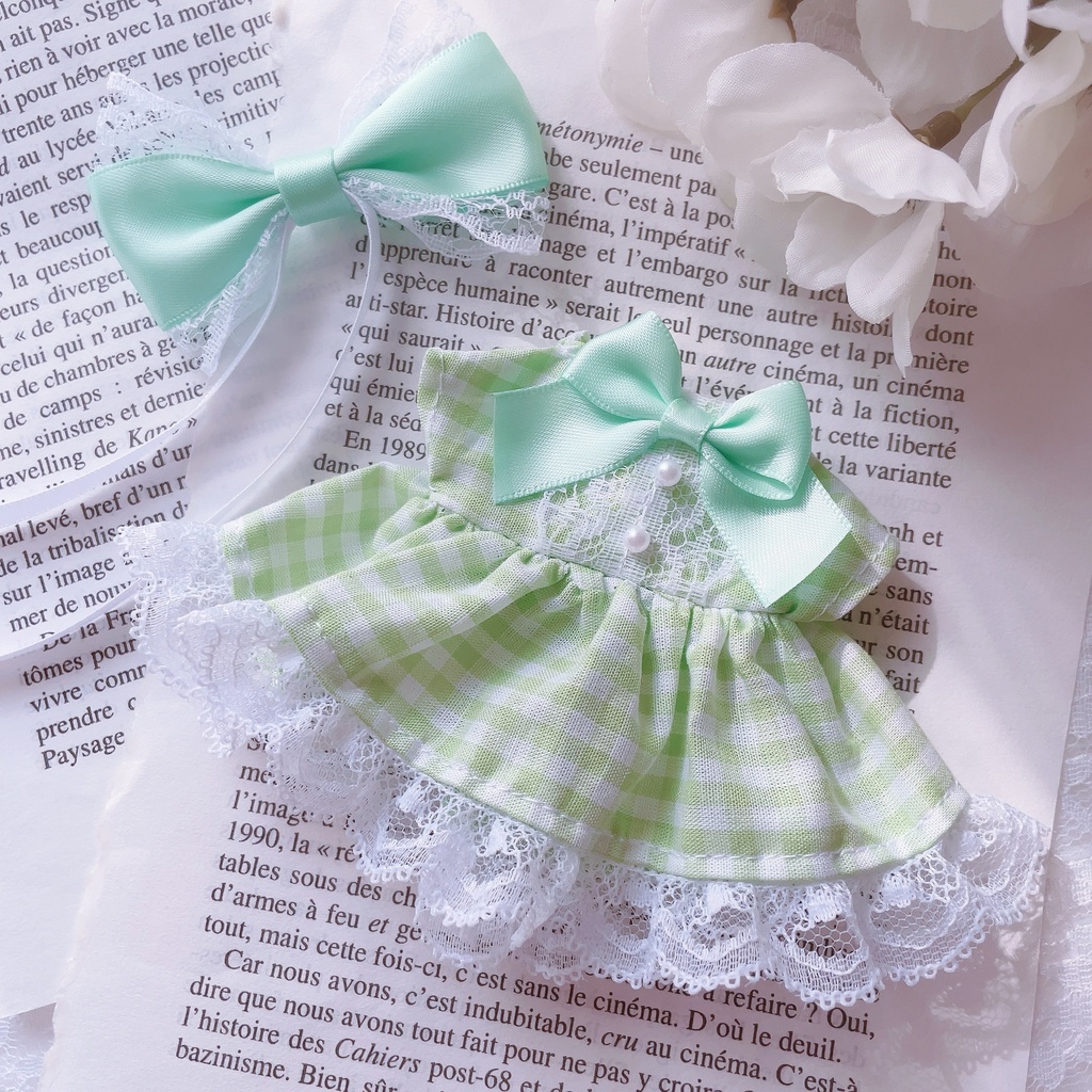 ギンガムチェックのワンピースとリボンのセット