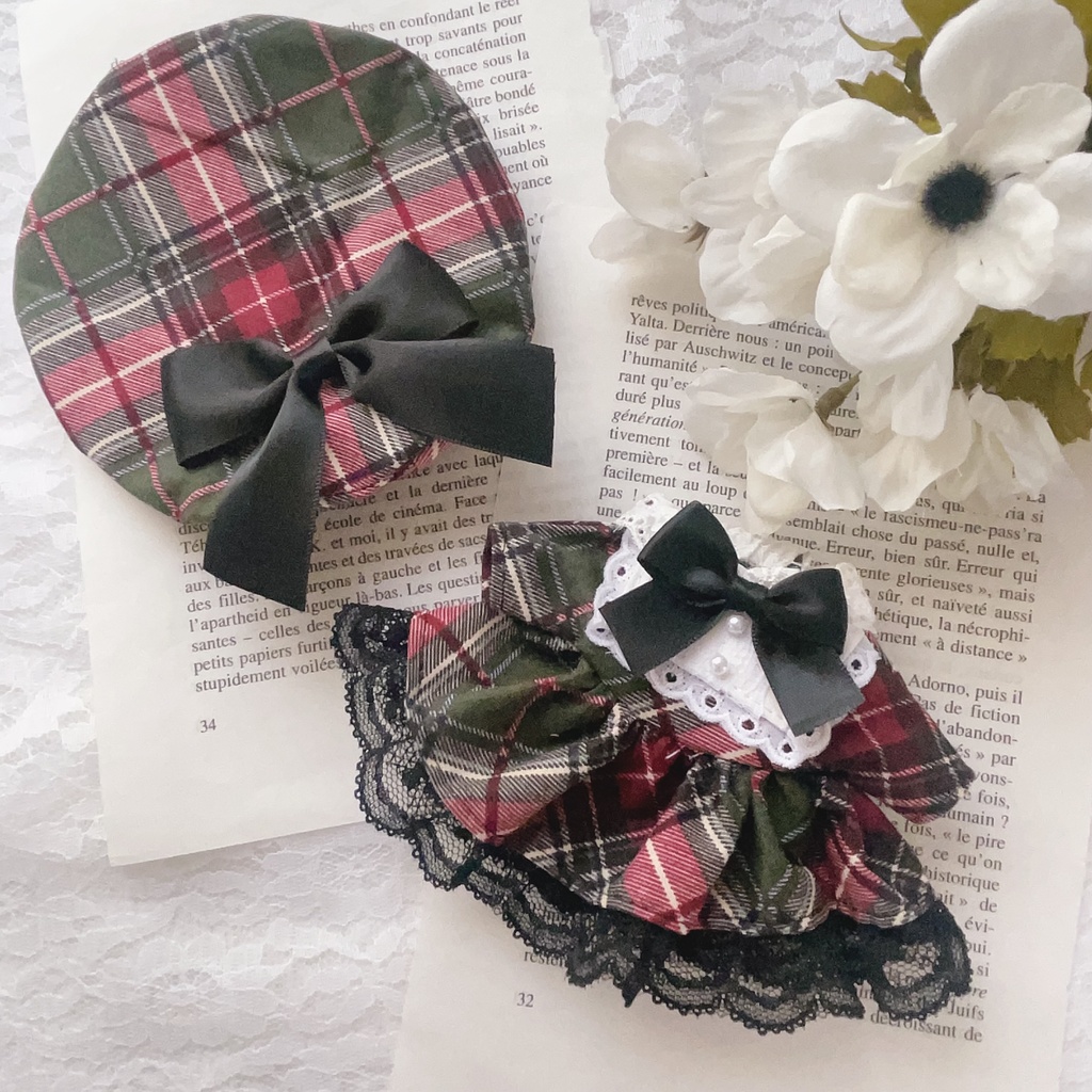 チェックのワンピースとベレー帽