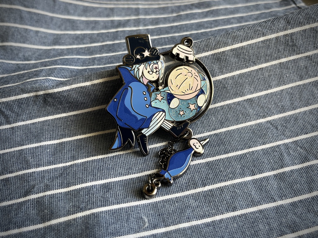 Dグレーピンバッジ（二種類）