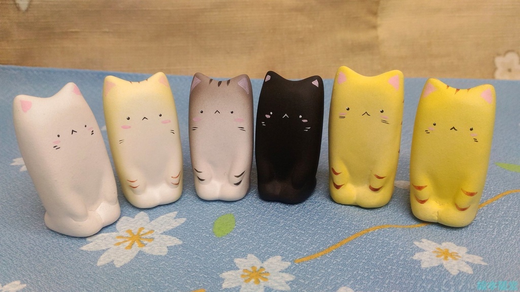 ぷくねこ「正座ねこ」