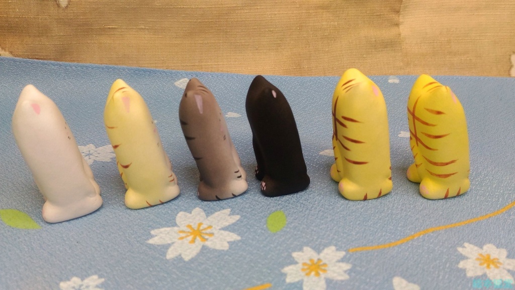 ぷくねこ「正座ねこ」