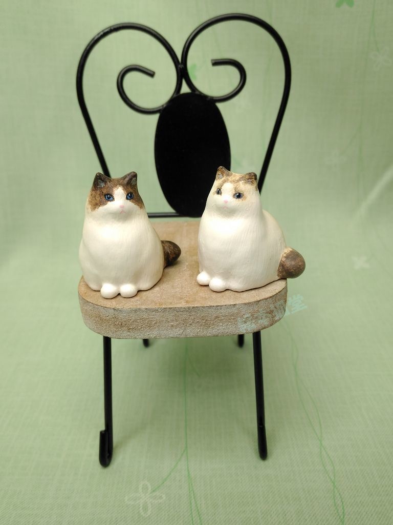 居る猫「おすまし」