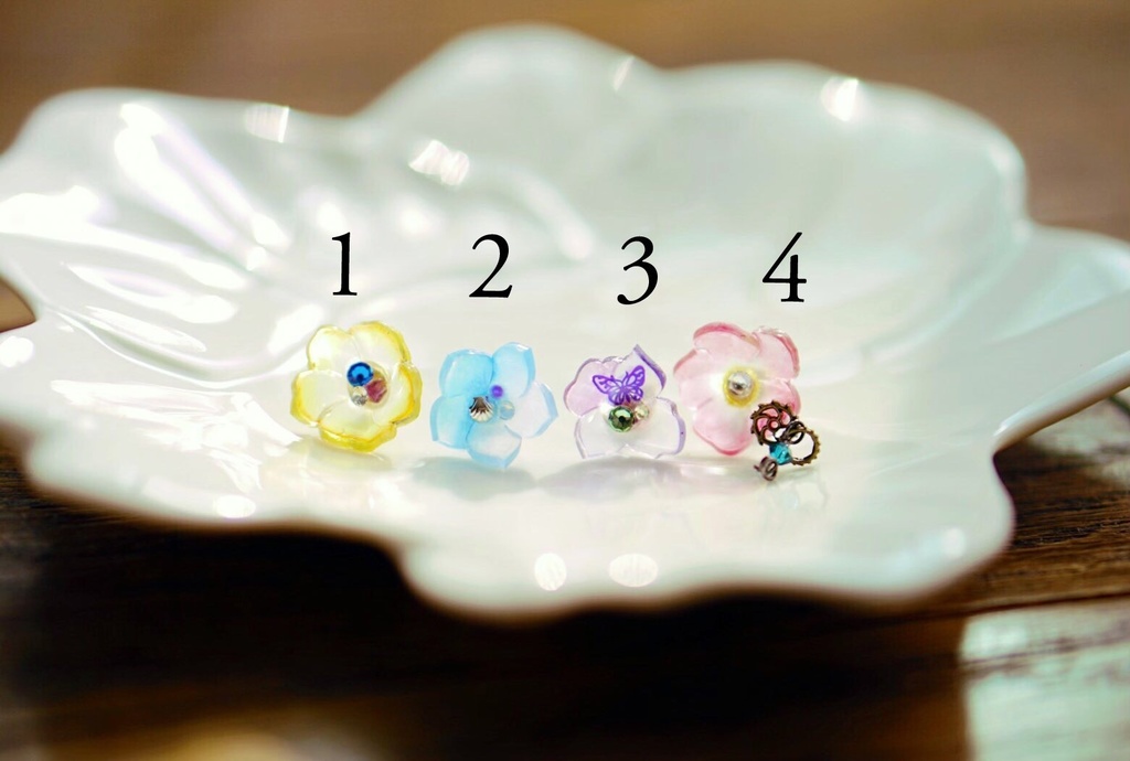 ファッショナブルなお花ピアス