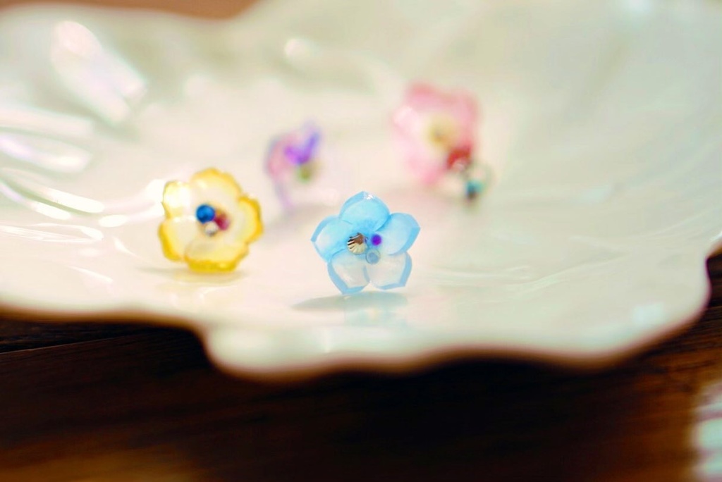 ファッショナブルなお花ピアス