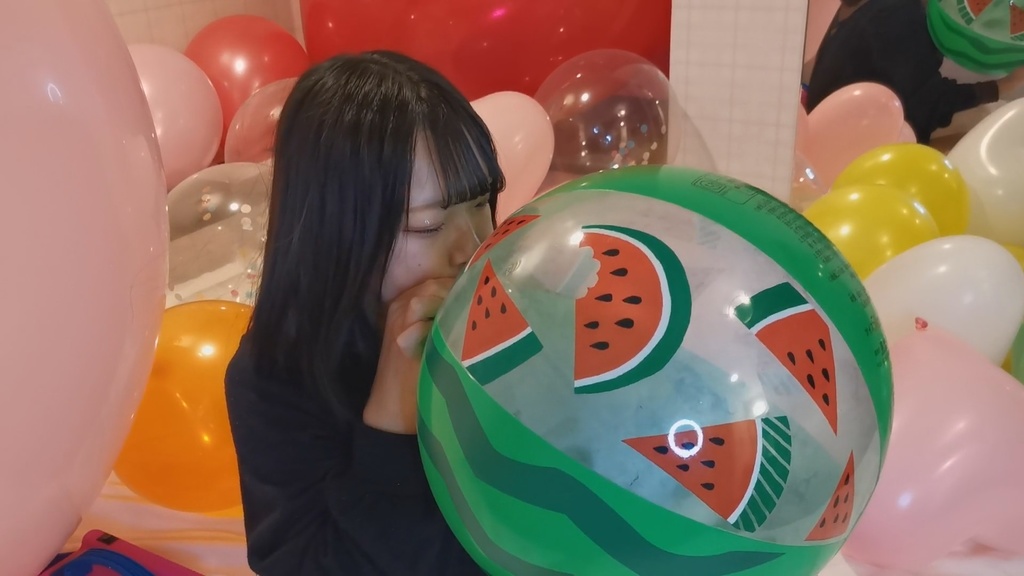 #27 ななさんがビーチボールをパンパンに膨らませる!