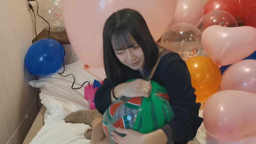 #27 ななさんがビーチボールをパンパンに膨らませる!