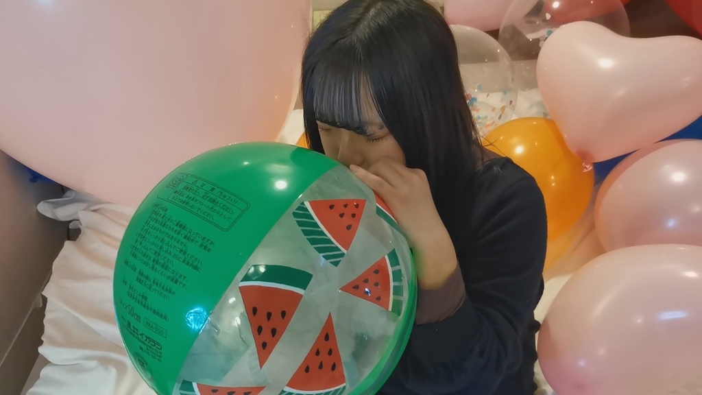 #27 ななさんがビーチボールをパンパンに膨らませる!