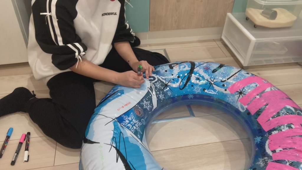 #42 まりなさんの落書き浮き輪遊び