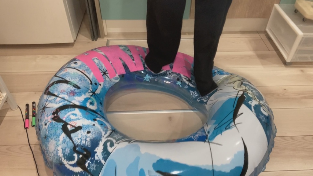 #42 まりなさんの落書き浮き輪遊び