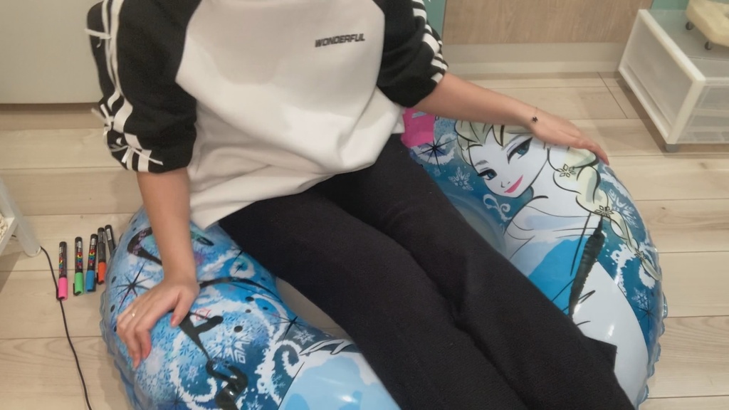 #42 まりなさんの落書き浮き輪遊び