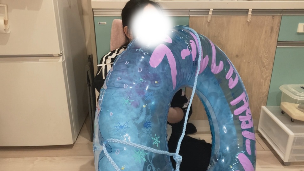 #42 まりなさんの落書き浮き輪遊び