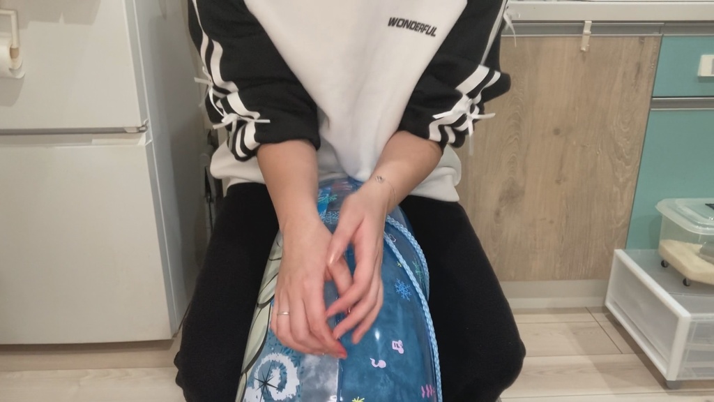 #42 まりなさんの落書き浮き輪遊び