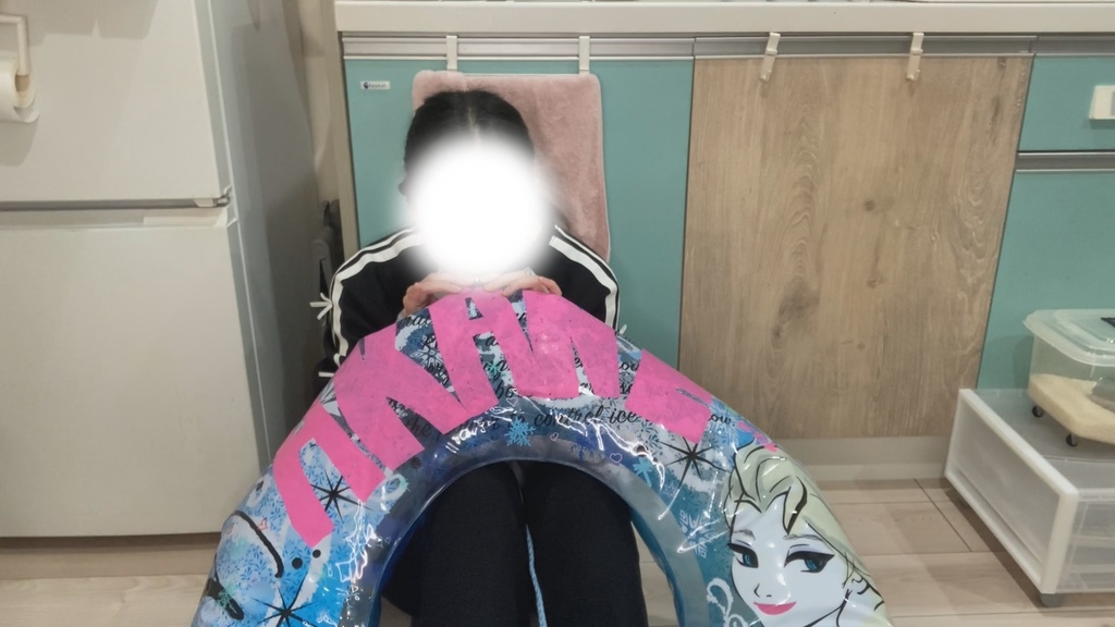 #42 まりなさんの落書き浮き輪遊び