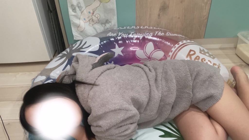 #48 まりなさんの浮き輪空気抜き