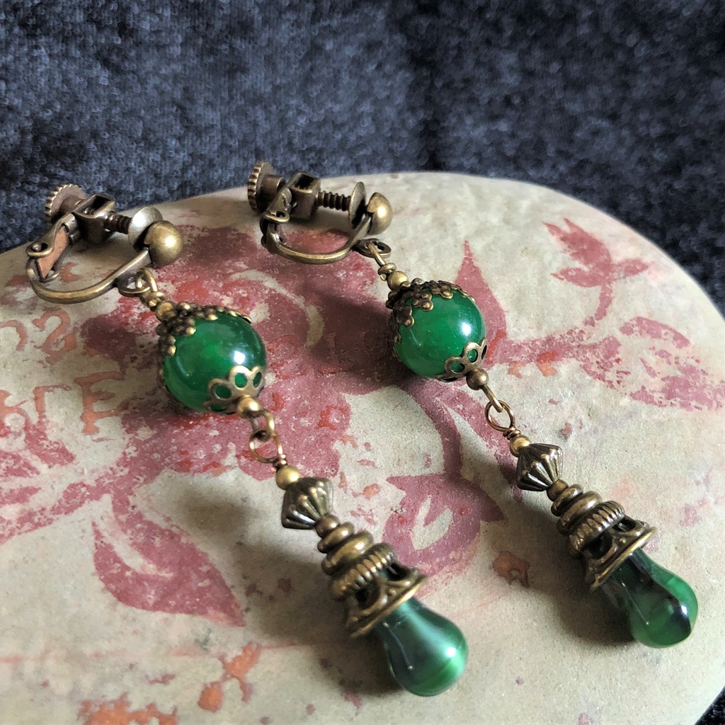 棘なしネトルの耳飾り