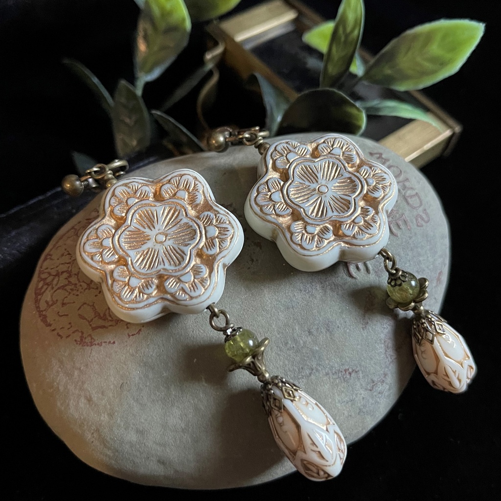 酔芙蓉の耳飾り