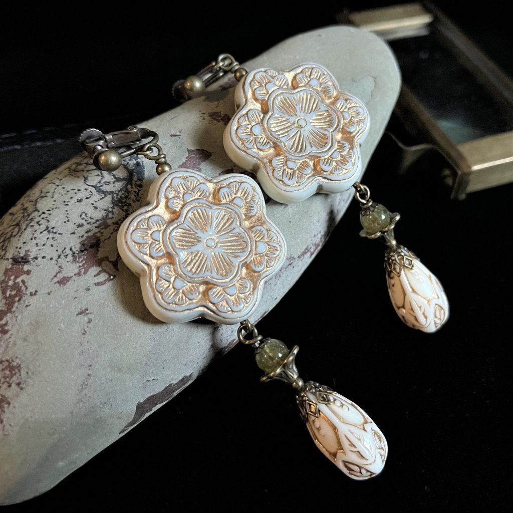 酔芙蓉の耳飾り