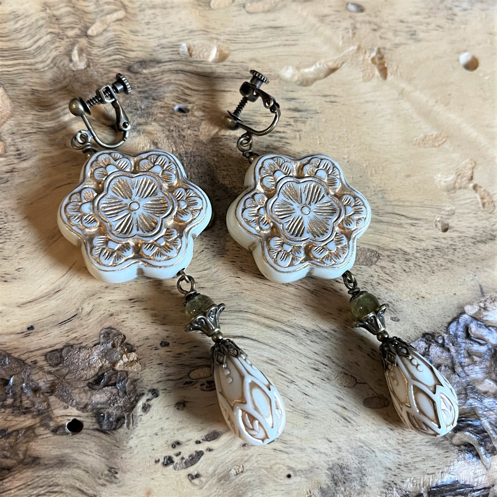 酔芙蓉の耳飾り