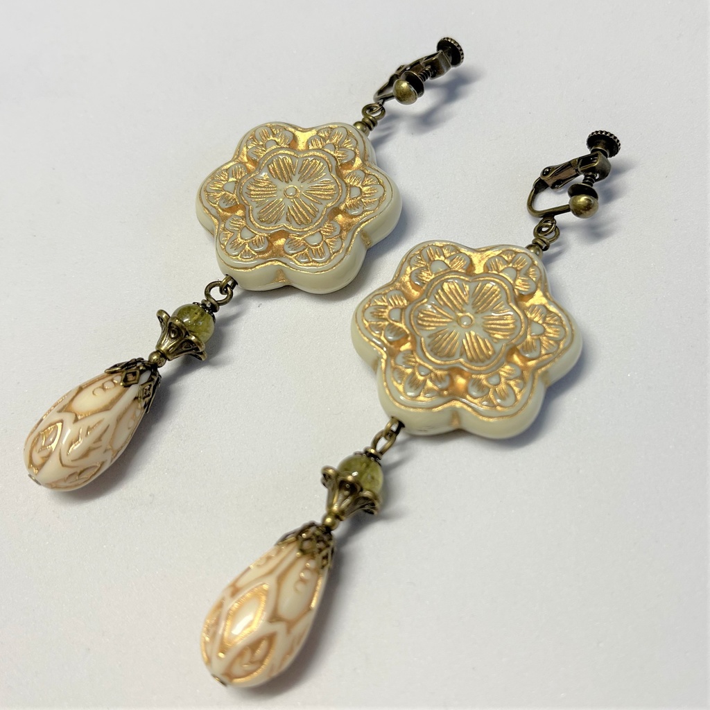 酔芙蓉の耳飾り