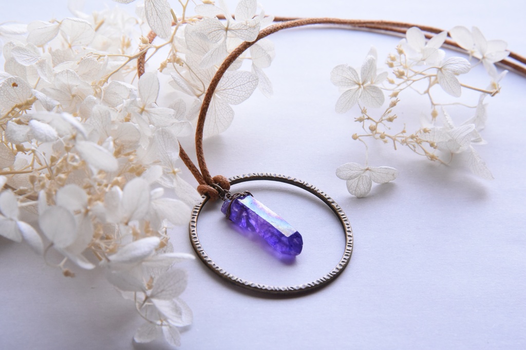 水晶のペンダント(古代人イメージ)