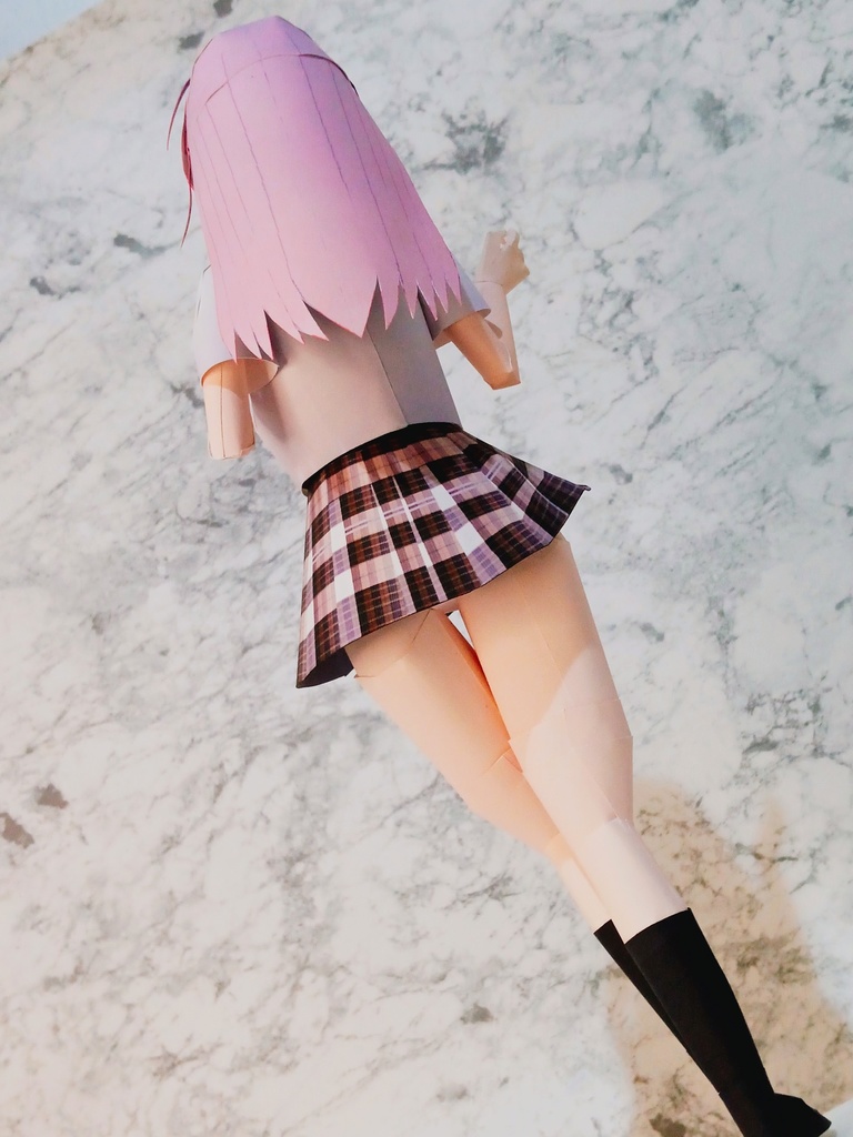 ペーパークラフト【無料DL】オリジナル美少女フィギュア クロスした美脚ポーズちゃん