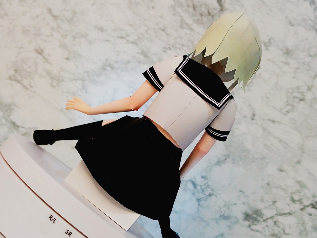 ペーパーフィギュア【無料DL】オリジナル美少女フィギュア 緑髪ミドル+お座りちゃん