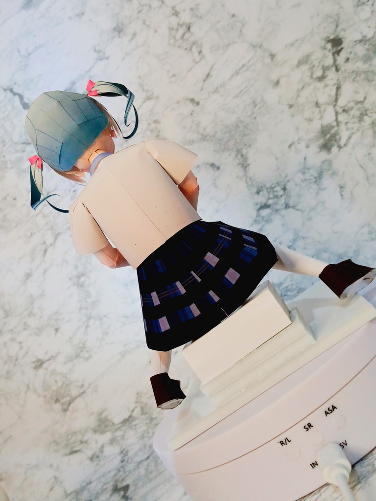 ペーパーフィギュア【無料DL】オリジナル美少女フィギュア しゃがみ縦巻きツインテちゃん