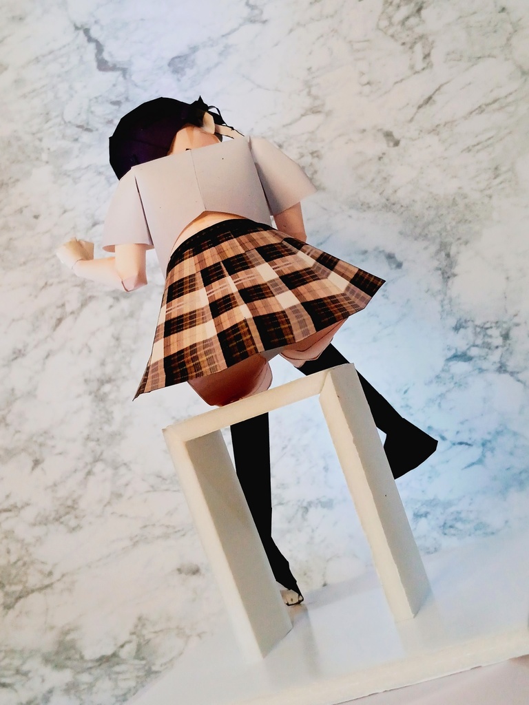 ペーパーフィギュア【無料DL】オリジナル美少女フィギュア 前かがみお座りポーズちゃん