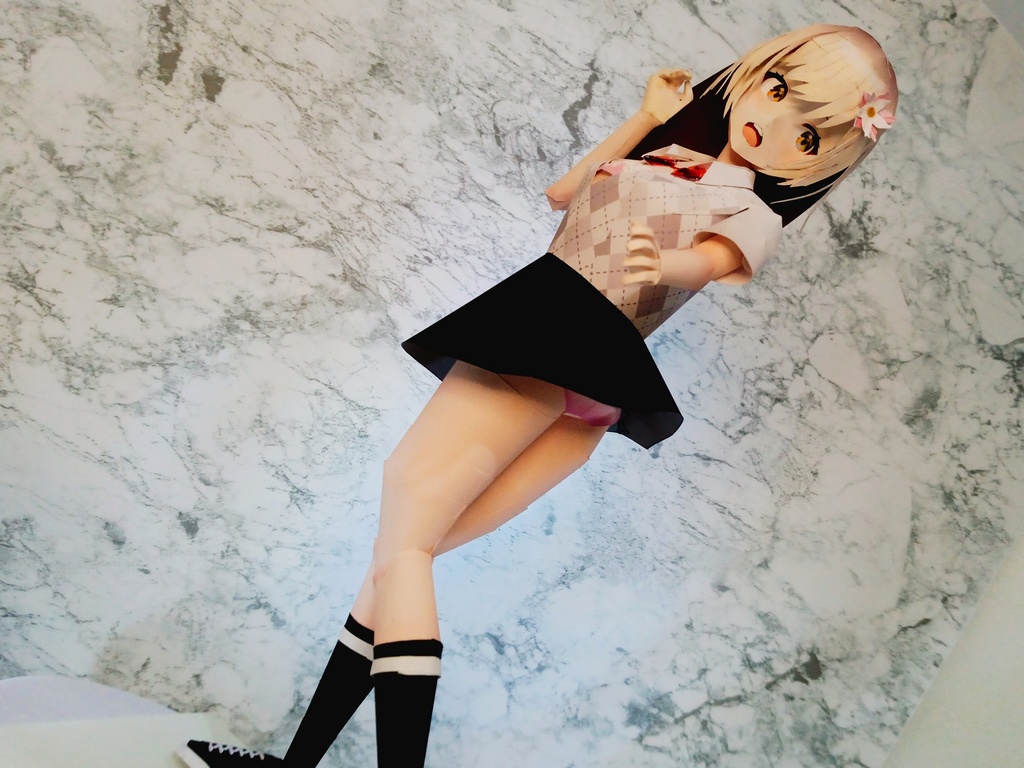 ペーパーフィギュア【無料DL】オリジナル美少女フィギュア ローアングル振り向き姿ちゃん