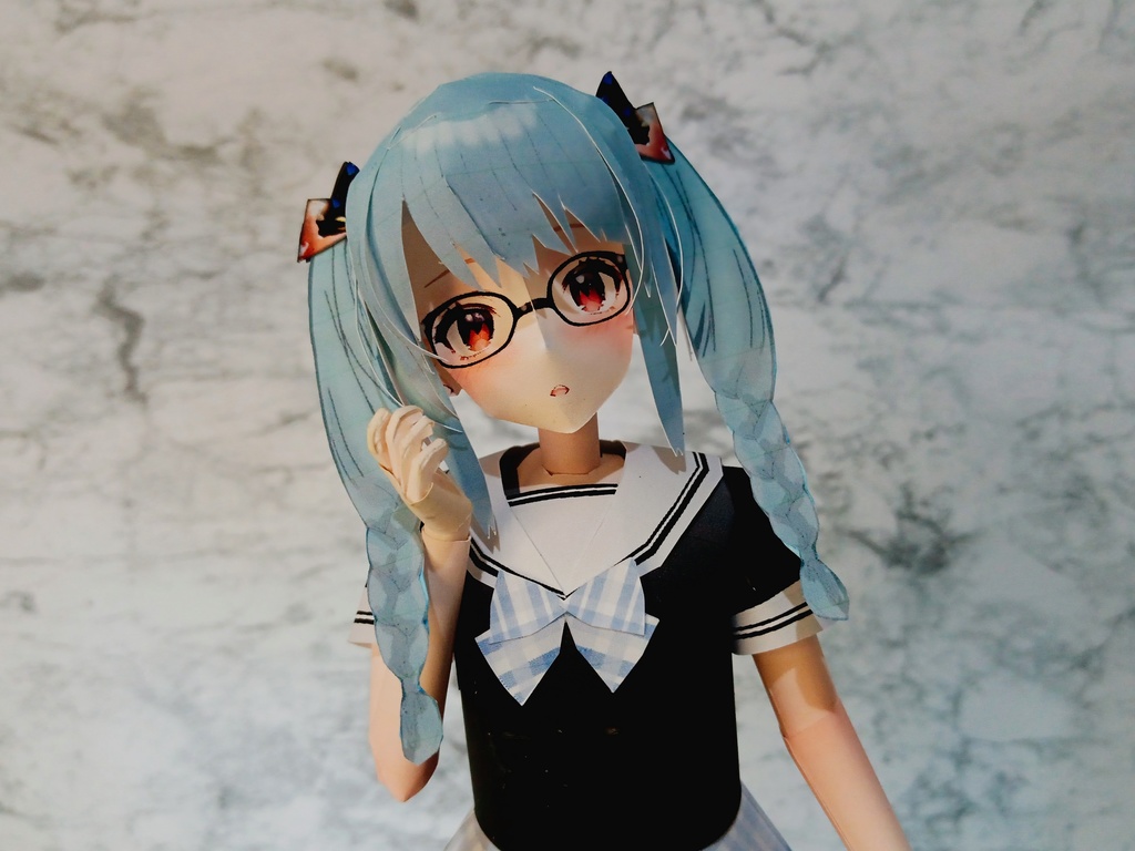 ペーパーフィギュア【無料DL】オリジナル美少女フィギュア メガネ三つ編みちゃん