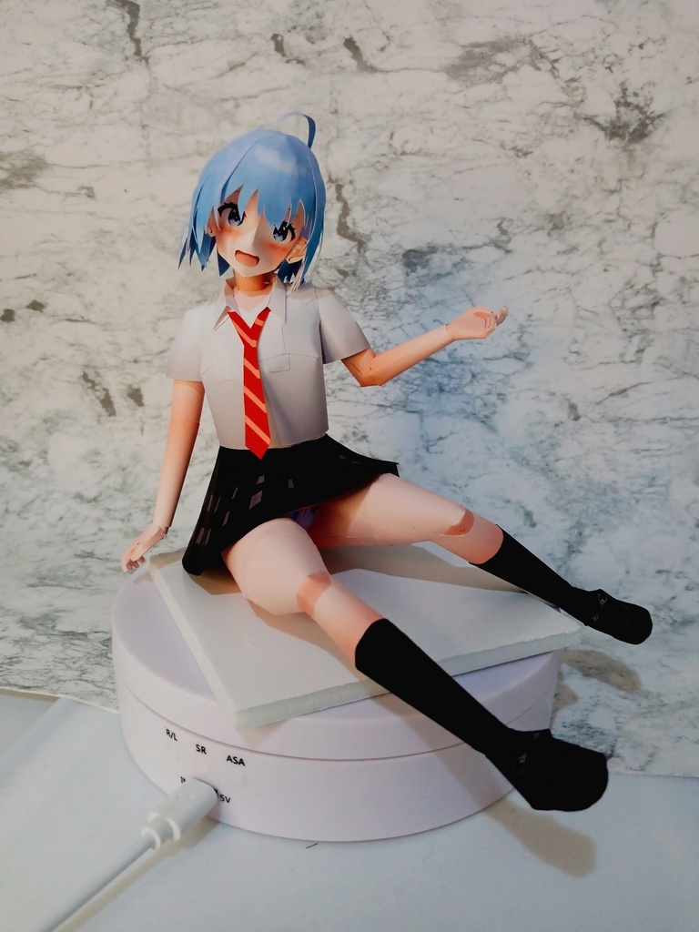 ペーパーフィギュア【展開図】オリジナル美少女フィギュア　水色ショート座りポーズちゃん