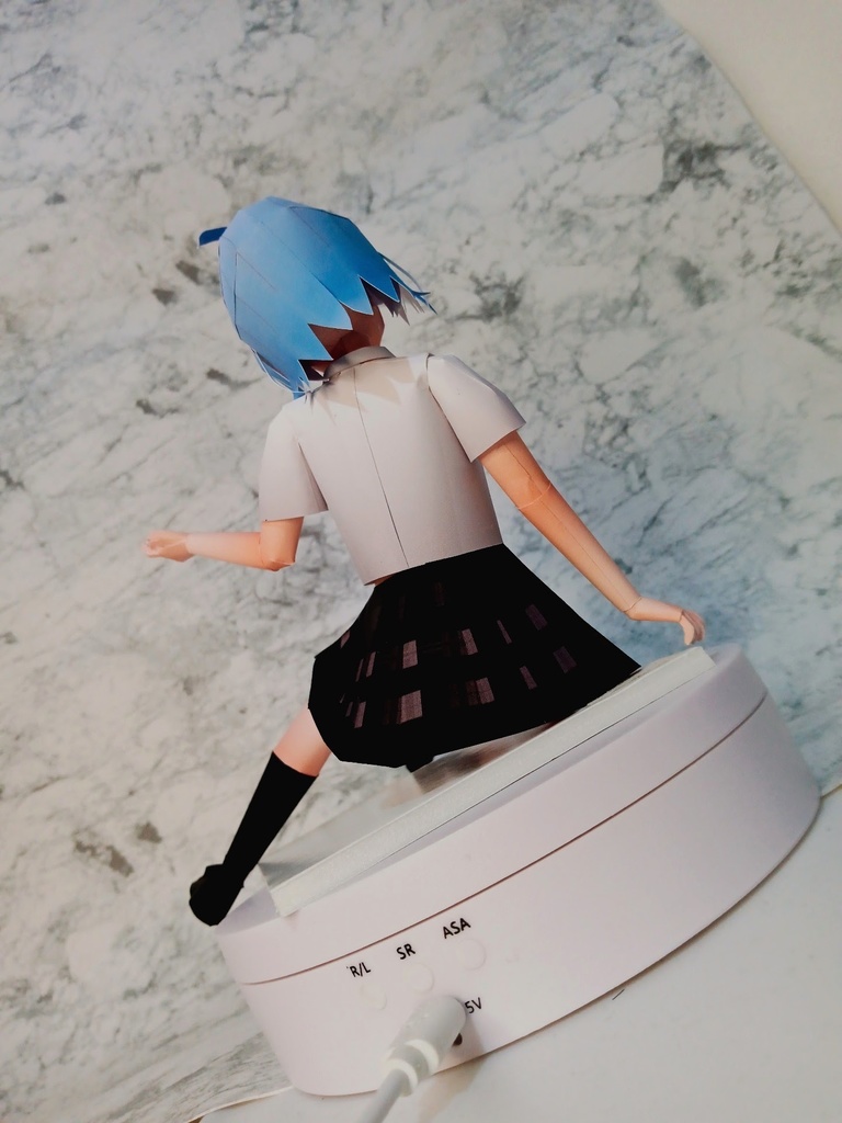 ペーパーフィギュア【展開図】オリジナル美少女フィギュア 水色ショート座りポーズちゃん