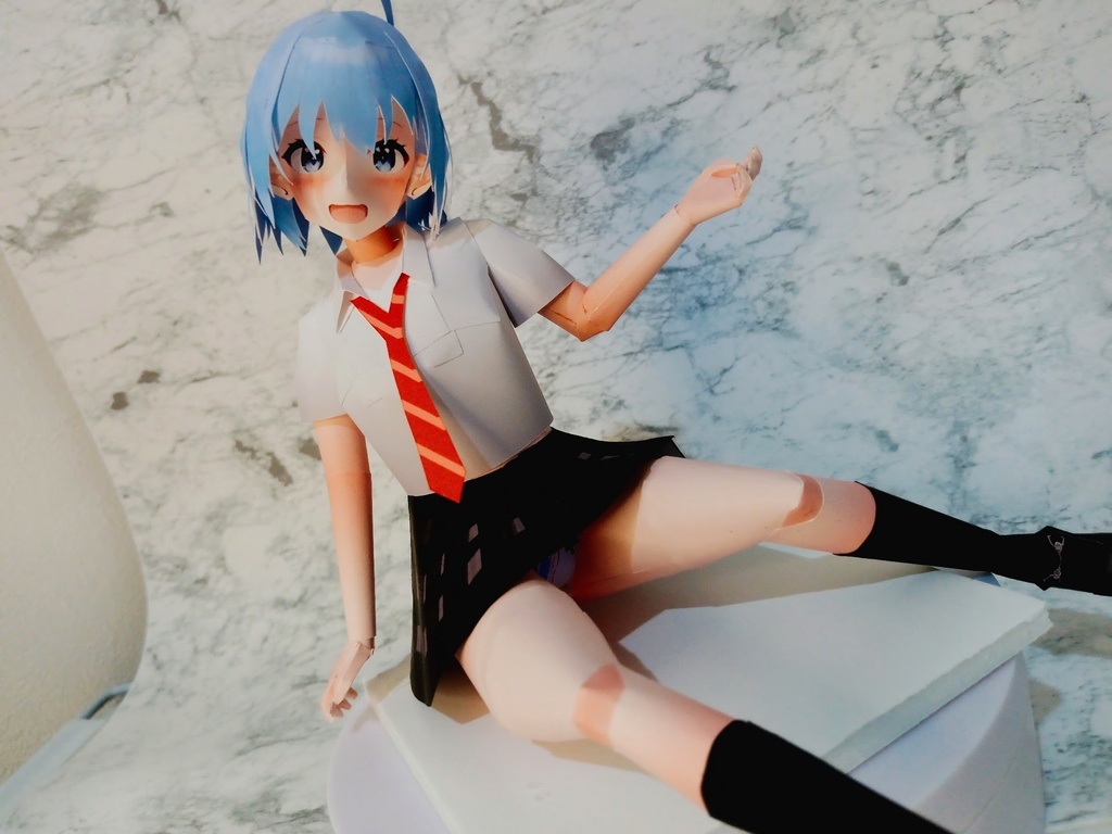 ペーパーフィギュア【展開図】オリジナル美少女フィギュア 水色ショート座りポーズちゃん