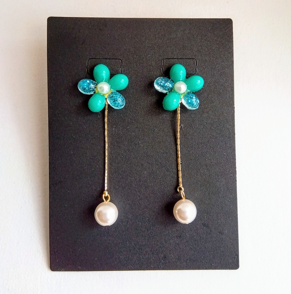 【匿名配送】２色花のピアス【2way】