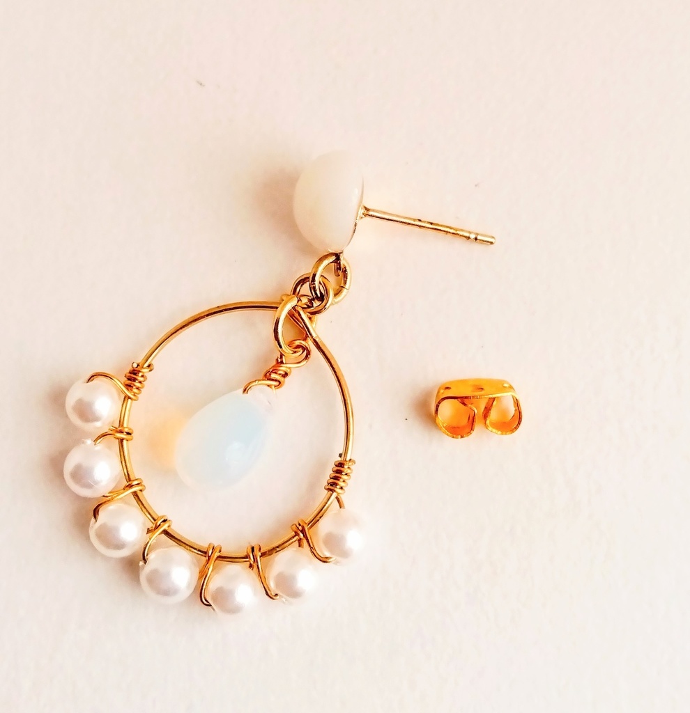 【匿名配送】オリエンタル風ピアス/白【イヤリングも可】