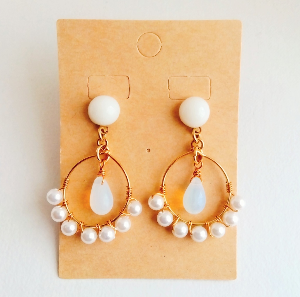 【匿名配送】オリエンタル風ピアス/白【イヤリングも可】