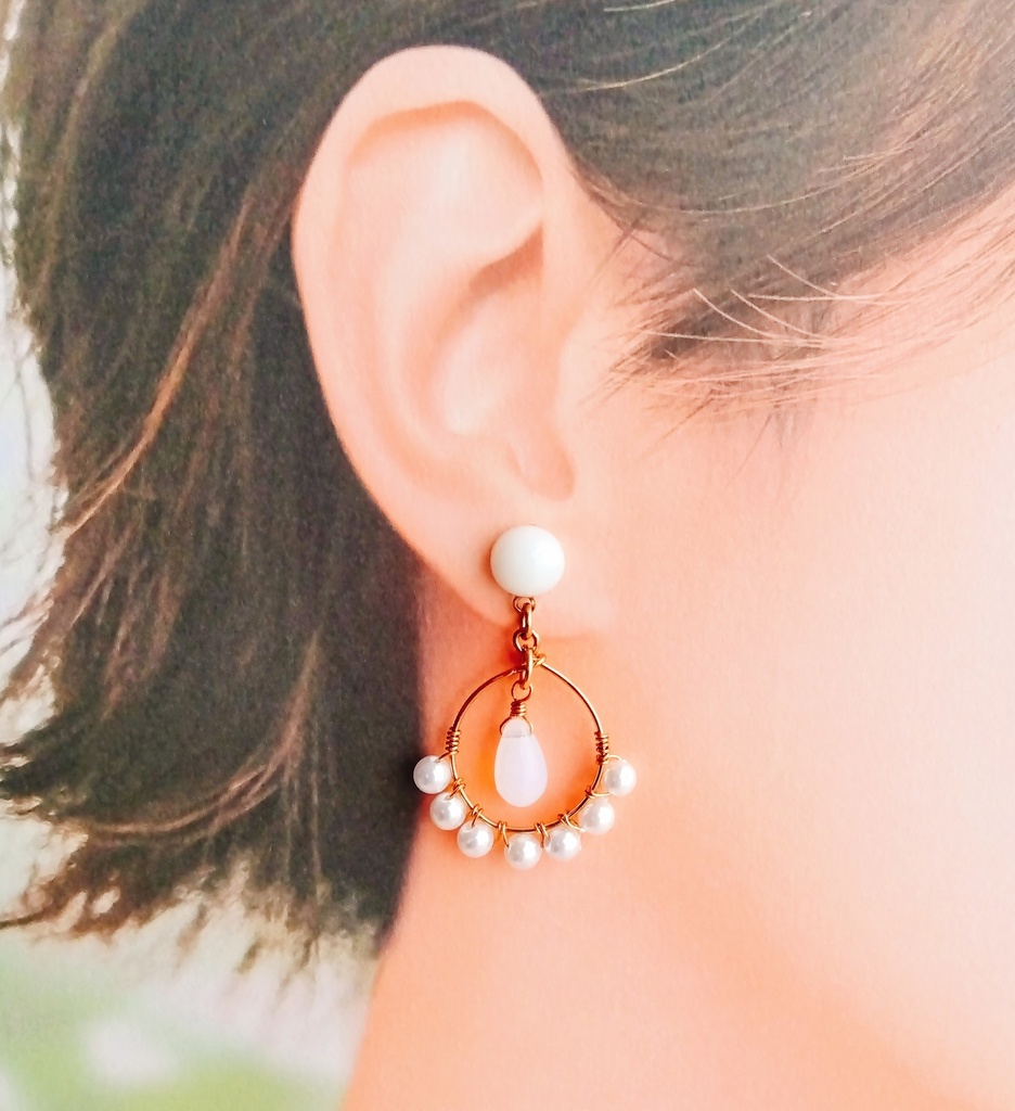 【匿名配送】オリエンタル風ピアス/白【イヤリングも可】