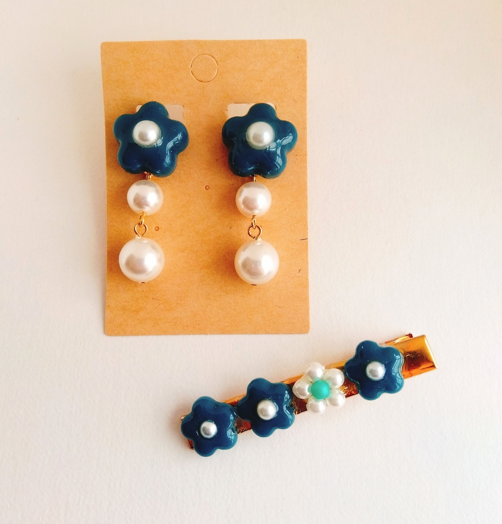 【匿名配送】昭和レトロな花のピアス+ヘアクリップのセット