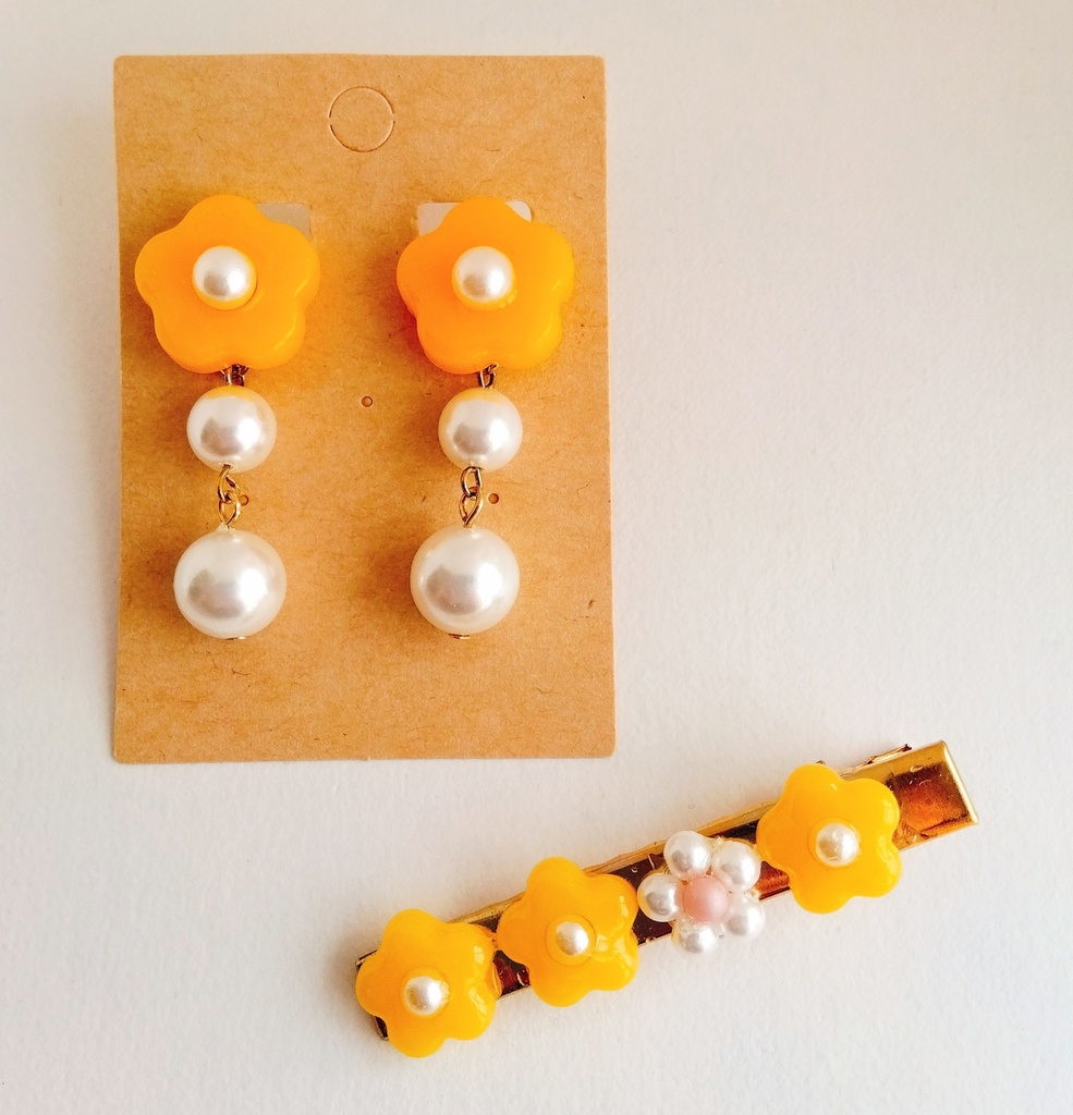 【匿名配送】昭和レトロな花のピアス+ヘアクリップのセット