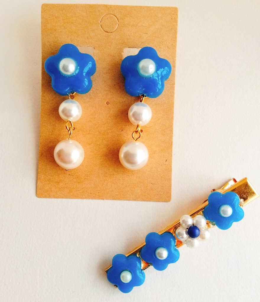 【匿名配送】昭和レトロな花のピアス+ヘアクリップのセット