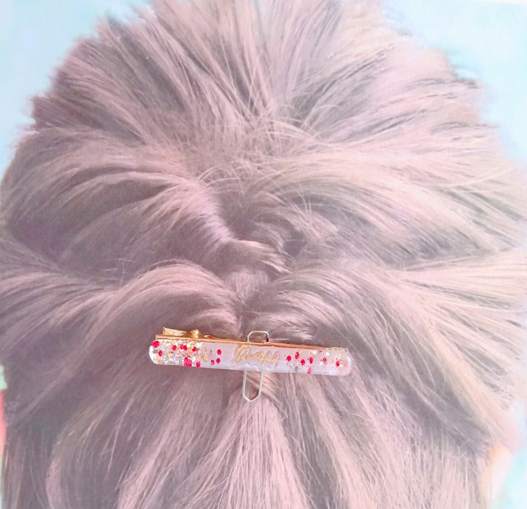 【匿名配送】キラキラパスカルカラーのヘアクリップ