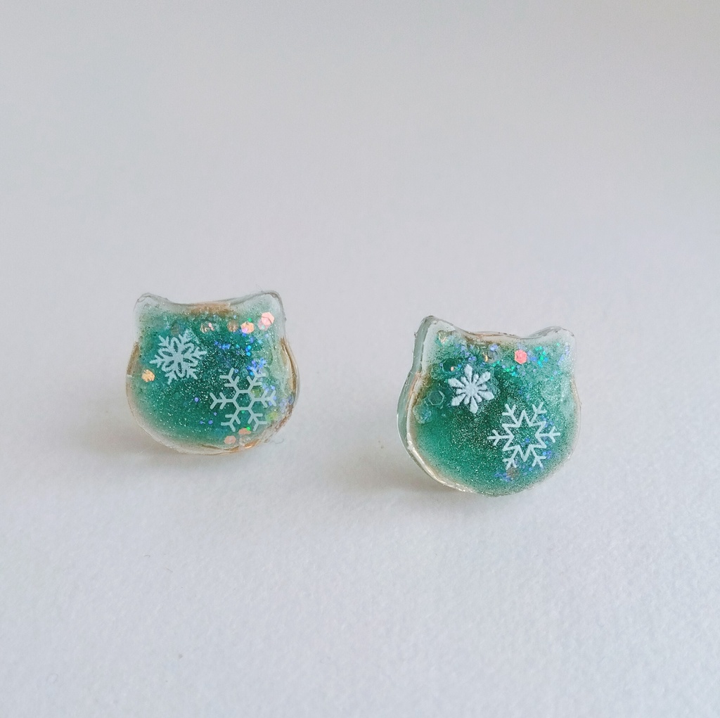 【匿名配送】雪猫のピアス/イヤリング