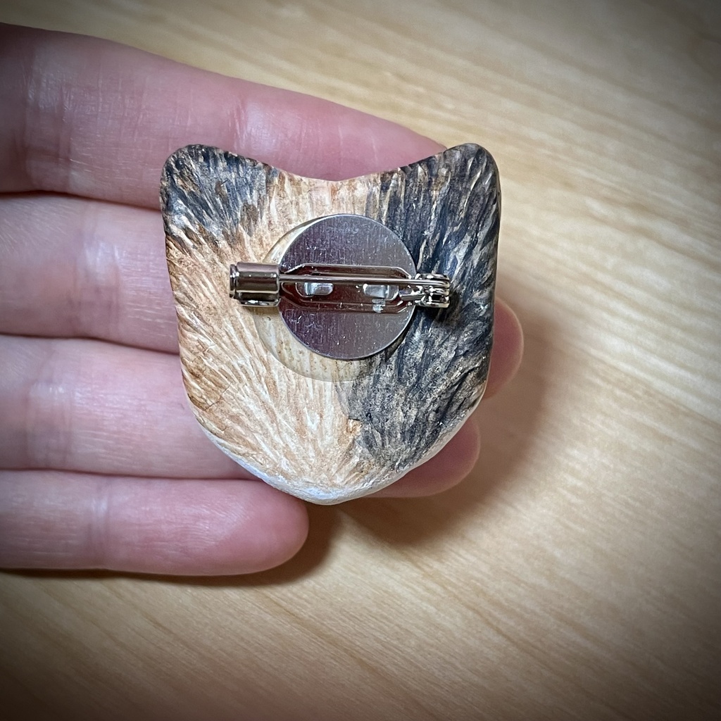 ねこさんブローチ(みけ)