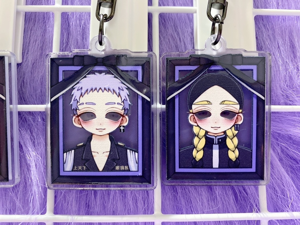 瞳が動く遺影風アクリルキーホルダー