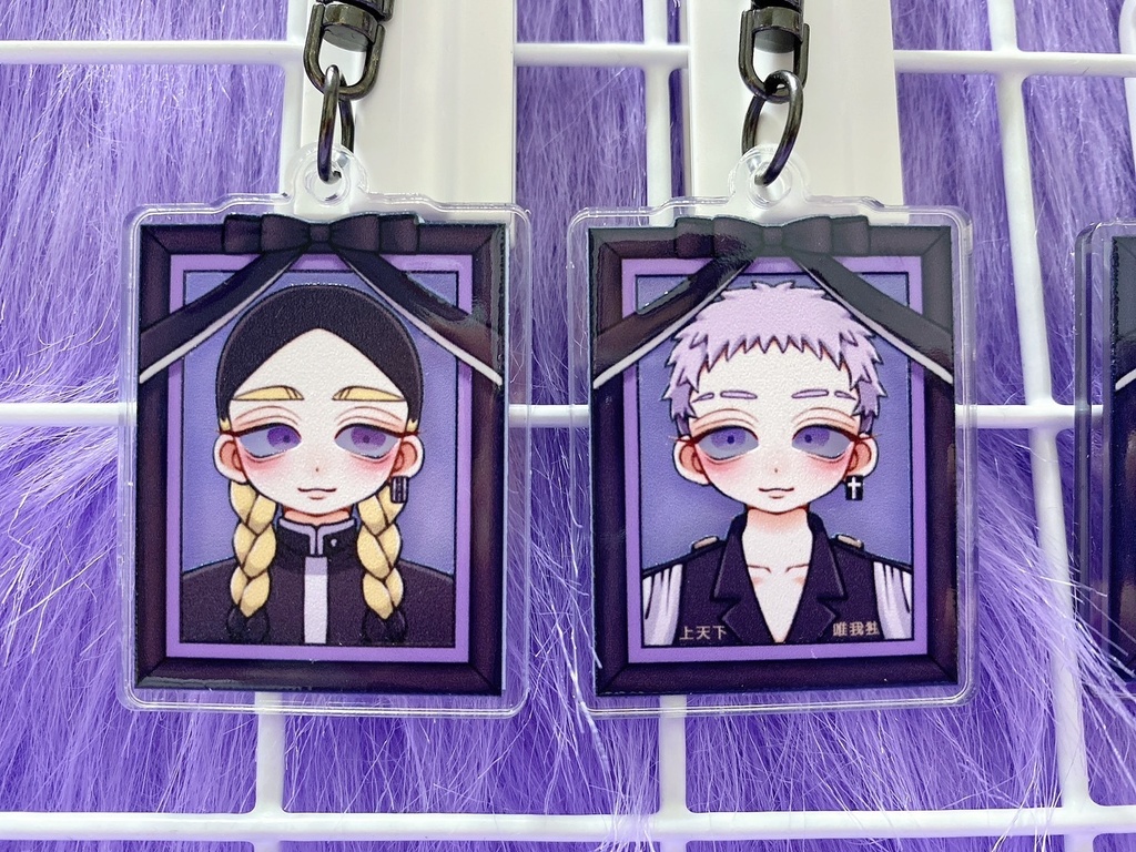 瞳が動く遺影風アクリルキーホルダー