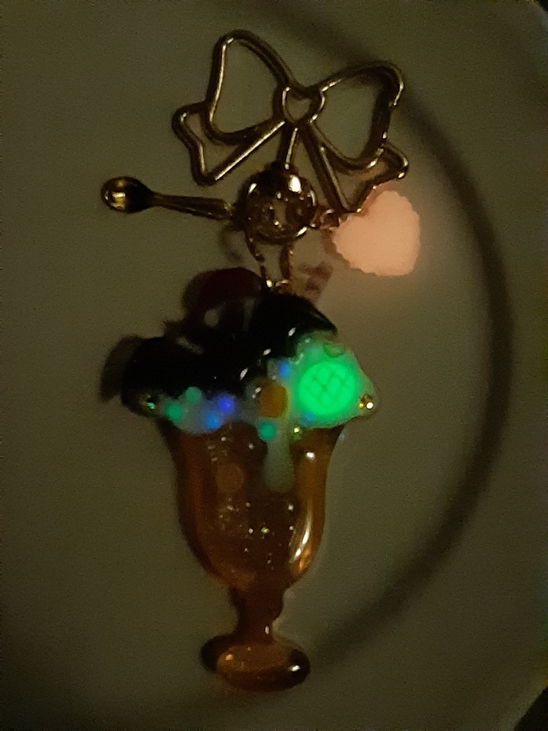 吸死 ジョン 光るクリームソーダチャーム