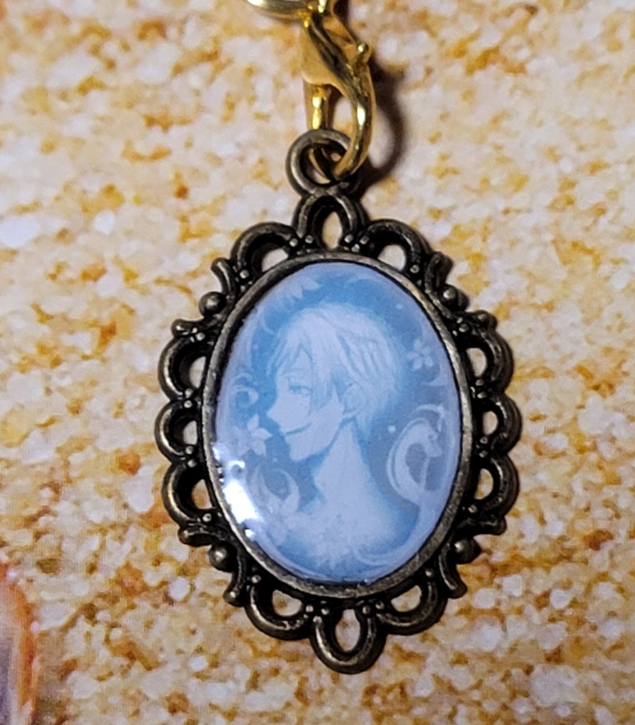 オクタヴィネル_カメオ風ストラップ