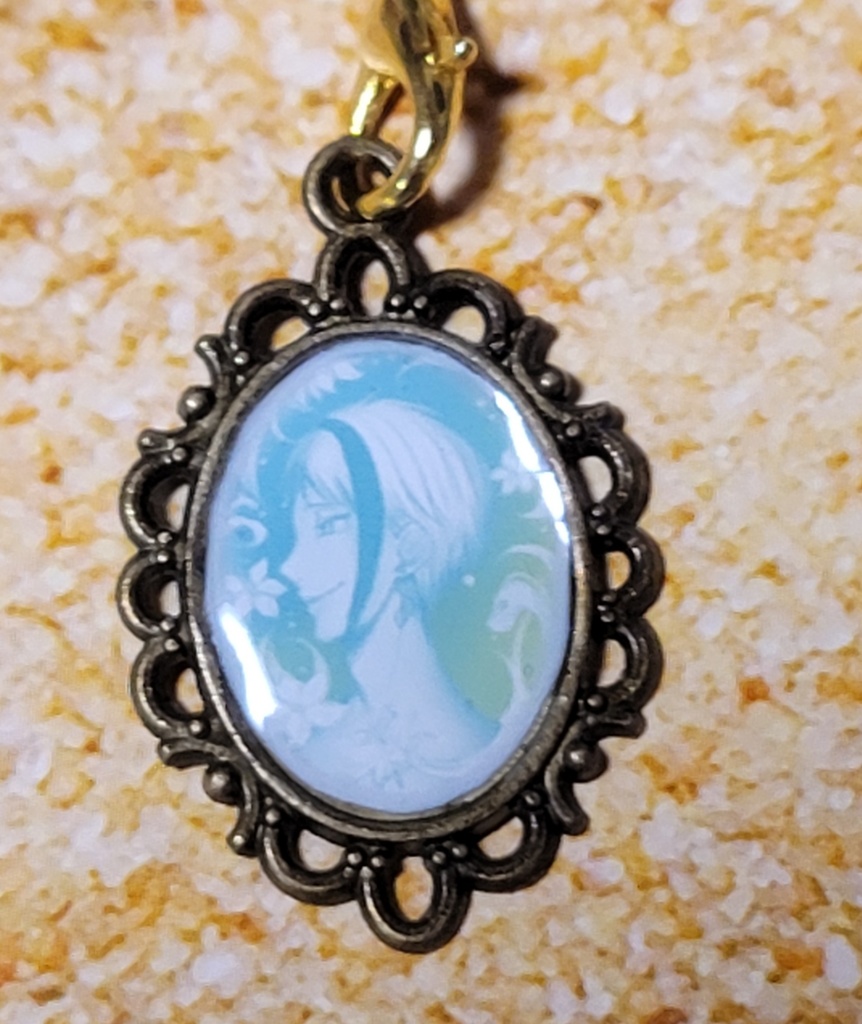 オクタヴィネル_カメオ風ストラップ