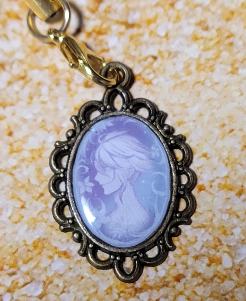 オクタヴィネル_カメオ風ストラップ